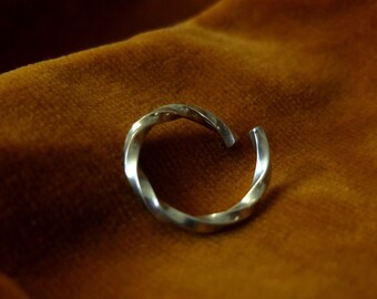 Thin ring made of a twsited sterling silver wire, opened and minimalist