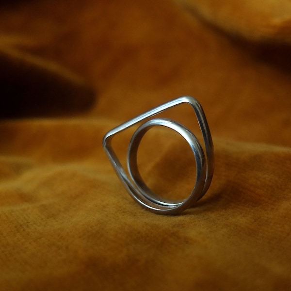 Bague moderniste en argent massif, sculpturale et minimaliste, faite entièrement à la main