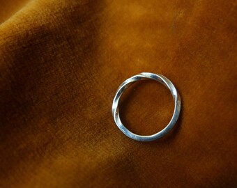 Dunne gedraaide ring in massief zilver, minimalistisch en unisex