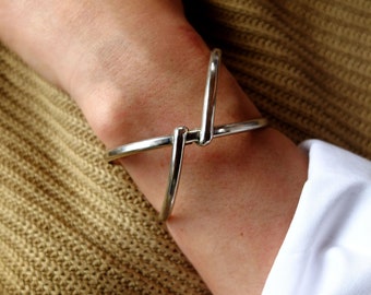 Sculptural silver bracelet for men and women