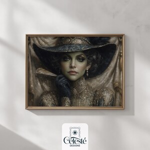 Op de afbeelding: Een ingelijst portret van een vrouw met een donkere hoed en een versierde jurk. Het kunstwerk toont een vrouw met groene huid, donkere oogmake-up en een zwarte handschoen. De lijst is lichtbruin en de achtergrond is lichtbeige.