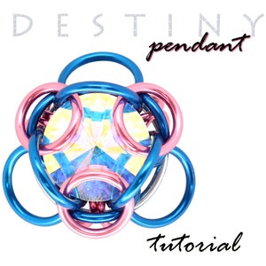 Könnte beinhalten: Ein blauer und rosafarbener drahtgewickelter Anhänger mit einem klaren Kristall in der Mitte. Der Anhänger ist mit einer Technik namens Drahtflechten hergestellt. Der Anhänger ist mit "Destiny pendant tutorial" beschriftet.
