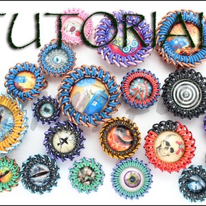 Puede incluir: Una colección de 16 piezas redondas decorativas de colores con varios diseños y patrones. Cada pieza tiene un marco metálico circular con un alambre de color diferente envuelto alrededor. Los diseños dentro de los marcos incluyen ojos, una TARDIS, una calavera y una espiral.