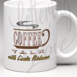 Puede incluir: Taza de caf&eacute; de cer&aacute;mica blanca con un dise&ntilde;o marr&oacute;n y blanco que dice "Coffee Talk with Linda Richman".