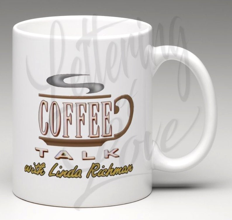 Puede incluir: Taza de caf&eacute; de cer&aacute;mica blanca con un dise&ntilde;o marr&oacute;n y blanco que dice "Coffee Talk with Linda Richman".