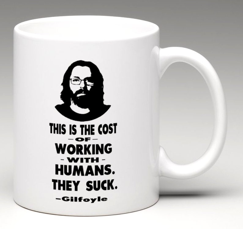Puede incluir: Taza de cer&aacute;mica blanca con una silueta negra de un hombre con gafas y pelo largo. La taza presenta el texto "THIS IS THE COST OF WORKING WITH HUMANS. THEY SUCK." y el nombre "-Gilfoyle" debajo.