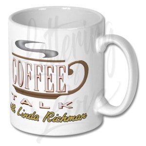 Puede incluir: Taza de caf&eacute; de cer&aacute;mica blanca con una ilustraci&oacute;n marr&oacute;n y blanca de una taza de caf&eacute; y el texto "COFFEE TALK with Linda Richman".