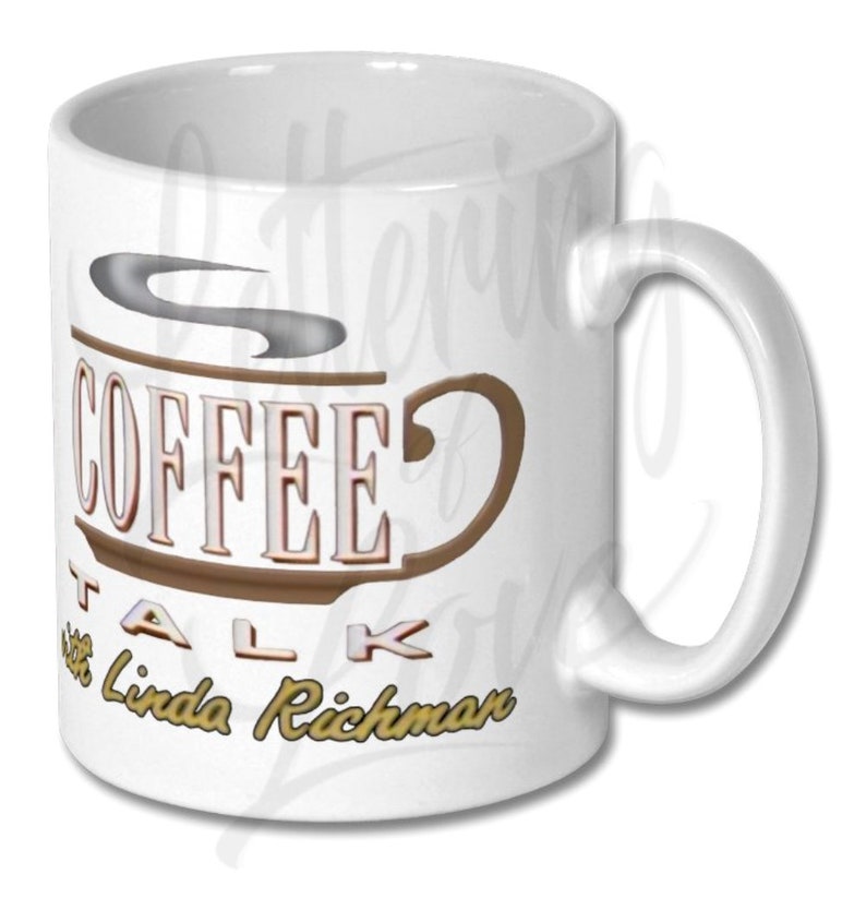 Puede incluir: Taza de caf&eacute; de cer&aacute;mica blanca con una ilustraci&oacute;n marr&oacute;n y blanca de una taza de caf&eacute; y el texto "COFFEE TALK with Linda Richman".