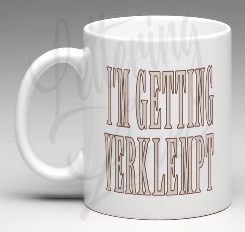 Puede incluir: Taza de cer&aacute;mica blanca con un contorno marr&oacute;n del texto "I'm getting verklempt" impreso en la parte delantera.