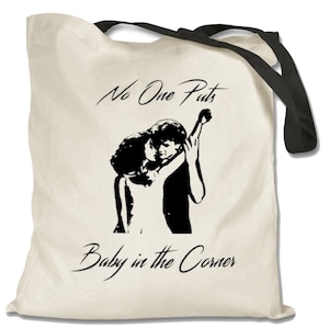 Peut inclure: Un sac fourre-tout en toile blanche avec des anses noires et une silhouette noire d'un couple dansant. Le texte "No One Puts Baby in the Corner" est imprimé en noir sur le sac.