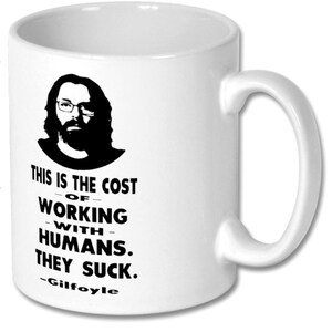 Puede incluir: Taza de cer&aacute;mica blanca con un gr&aacute;fico negro de la silueta de un hombre y el texto "THIS IS THE COST OF WORKING WITH HUMANS. THEY SUCK. -Gilfoyle". La taza tiene un asa curva.