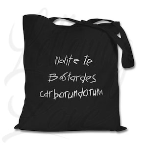 Pu&ograve; includere: Borsa tote nera con testo bianco che recita "Nolite te Bastardes carborundum".