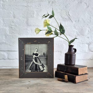 Cadre photo industriel chic de 8 x 10 pouces fabriqué à partir d&#39;une authentique récupération architecturale. Une pièce unique.
