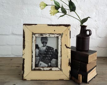 6x8 Shabby Chic fotoram. Tillverkad av autentiskt arkitektoniskt slitage, flera lager färg och en vacker patina.