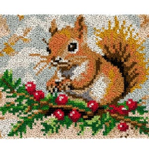 以下が含まれることがあります： 赤と緑のベリーと葉が付いた枝に座っている、ふさふさの尻尾を持つ茶色のリスを描いた、テクスチャ加工されたラグ。背景はライトグレーとベージュの混合で、居心地の良い秋のシーンを作り出しています。