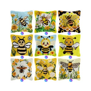Może przedstawiać: Dziewięć kolorowych poszewek na poduszki z różnymi wzorami pszczół. Poduszki wykonane są z miękkiego, pluszowego materiału i prezentują różne wzory pszczół, w tym pszczoły z kwiatami, pszczoły z plastrami miodu i pszczoły ze skrzydłami. Poduszki idealnie nadają się do dodania odrobiny fantazji do każdego pokoju.