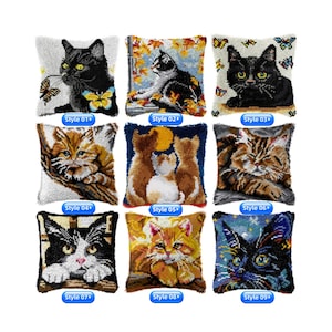 Puede incluir: Nueve cojines decorativos con diseños de gatos. Cada cojín presenta una imagen diferente de gato, incluyendo gatos negros, naranjas y carey. Los cojines son cuadrados y tienen una apariencia texturizada, con el número de estilo debajo.
