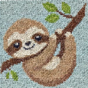 Peut inclure: Un motif de paresseux fait à la main, représentant un paresseux souriant suspendu à une branche marron avec des feuilles vertes. Le paresseux a une fourrure marron et crème, avec de grands yeux bleus. Le fond est bleu clair.