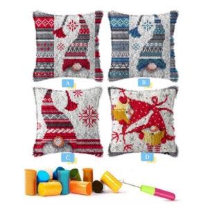 Può includere: Quattro diversi design di cuscini con gnomi natalizi con uno sfondo bianco soffice. I design includono un gnomo rosso e bianco, un gnomo blu e bianco, un gnomo rosso e bianco con fiocchi di neve e un gnomo rosso e bianco con un gnomo giallo e rosso. I cuscini sono circondati da rocchetti di filo colorati e un uncinetto.