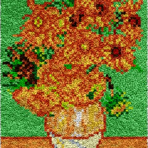 Op de afbeelding: Een schilderij van een vaas vol met zonnebloemen. De zonnebloemen zijn geel, oranje en rood. De vaas is wit met een groene rand. De achtergrond is groen.