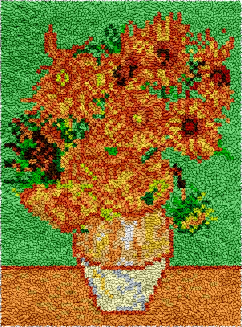 Op de afbeelding: Een schilderij van een vaas vol met zonnebloemen. De zonnebloemen zijn geel, oranje en rood. De vaas is wit met een groene rand. De achtergrond is groen.