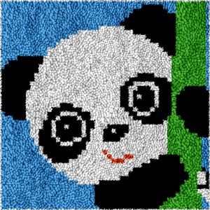 Puede incluir: Una alfombra cuadrada y texturizada con un diseño de oso panda. El panda tiene una cara y un cuerpo blancos con orejas, ojos y manchas negras. El fondo es azul y verde, con una boca roja sonriente.