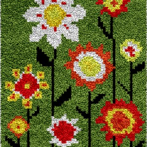 Op de afbeelding: Een groen tapijt met een kleurrijk bloemenpatroon. Het tapijt heeft witte, rode, gele en oranje bloemen met zwarte stelen.