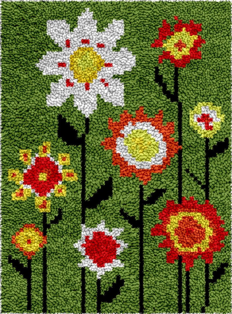 Op de afbeelding: Een groen tapijt met een kleurrijk bloemenpatroon. Het tapijt heeft witte, rode, gele en oranje bloemen met zwarte stelen.