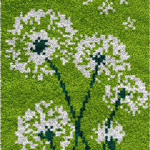 Op de afbeelding: Een groen tapijt met een wit en turquoise ontwerp van drie paardenbloemen met zaden die in de wind waaien.