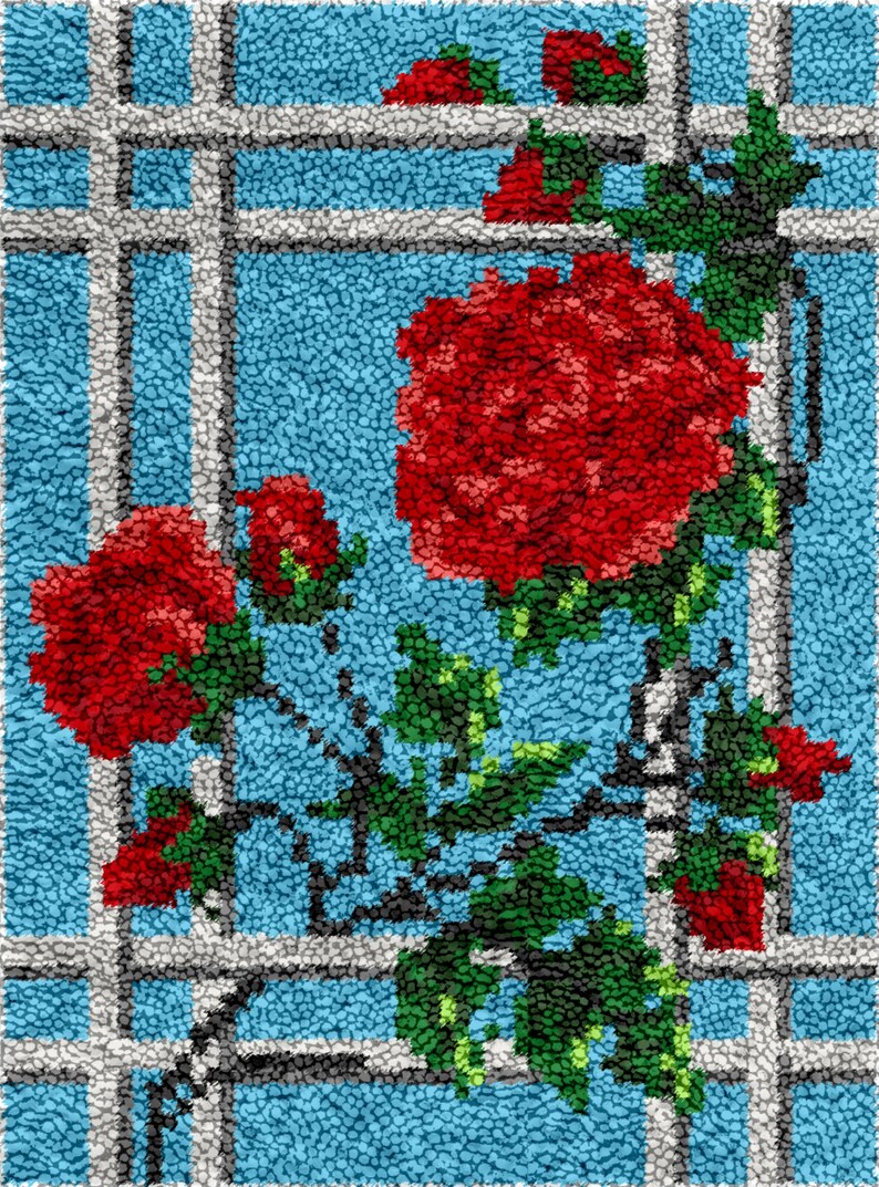 Op de afbeelding: Een close-up van een rode roos geborduurd op een blauw-wit geruite stof. De roos wordt omringd door groene bladeren en stengels.