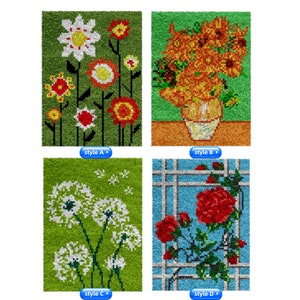 Op de afbeelding: Vier verschillende stijlen van bloemenborduursets. De eerste set heeft een witte bloem met een gele kern en rode, oranje en gele bloemen op een groene achtergrond. De tweede set heeft een boeket gele zonnebloemen in een vaas op een groene achtergrond. De derde set heeft witte paardenbloemen op een groene achtergrond. De vierde set heeft rode rozen op een blauwe achtergrond met een wit tralie.