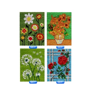 Op de afbeelding: Vier verschillende bloem-thema naaldpunt sets. Elke set heeft een ander bloemmotief, waaronder een boeket zonnebloemen, een veld met paardenbloemen, een enkele madeliefje en een rozenstruik. De sets zijn allemaal ingelijst in een witte rand.