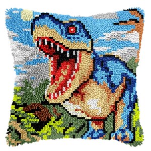 Könnte beinhalten: Quadratisches Zierkissen mit einem strukturierten Design, das einen blauen und beigen Dinosaurier mit rotem Maul und Auge zeigt. Der Hintergrund zeigt einen blauen Himmel, Wolken und grünes Laub. Dies ist ein dekorativer Artikel.