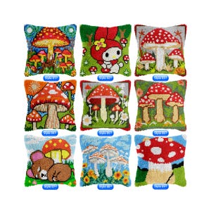 Puede incluir: Nueve estilos diferentes de kits de almohadas con temática de hongos coloridos. Cada kit presenta un diseño diferente con una variedad de hongos, flores y otros detalles. Los kits son perfectos para manualidades y para agregar un toque de fantasía a cualquier hogar.
