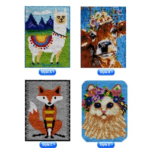 Op de afbeelding: Vier verschillende stijlen van tapijt-haaksets met een lama, koe, vos en kat. Elke set bevat een voorgedrukt canvas, wolgaren en instructies.