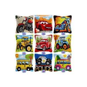 Op de afbeelding: Negen kleurrijke sierkussens met geborduurde voertuigontwerpen. De ontwerpen omvatten een rode motorfiets, een rode raceauto, een blauwe motorfiets, een gele tractor, een rode vrachtwagen, een blauwe tractor, een gele schoolbus, een politieauto en een roze bus.