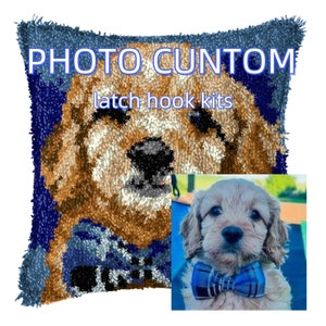 Könnte beinhalten: Ein blaues und braunes Latch-Hook-Kissenset mit einem Hund und dem Text "PHOTO CUNTOM latch hook kits".