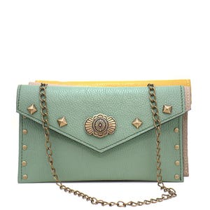Cartera tipo sobre con tachuelas y cadena - Bolso de mano de piel italiana hecho a mano - Bolso de noche geométrico - Opciones multicolor