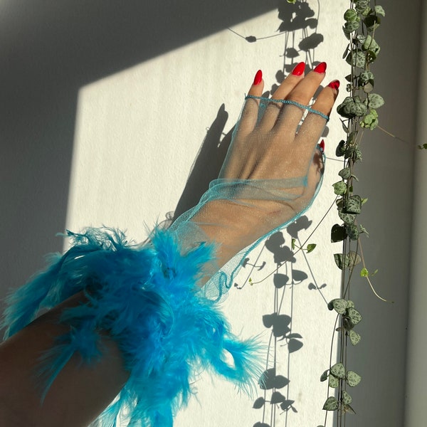 Gants faits main en tulle bleu Fée avec plumes de boa | Fantaisie | Décontractée | Mitaines de mariée