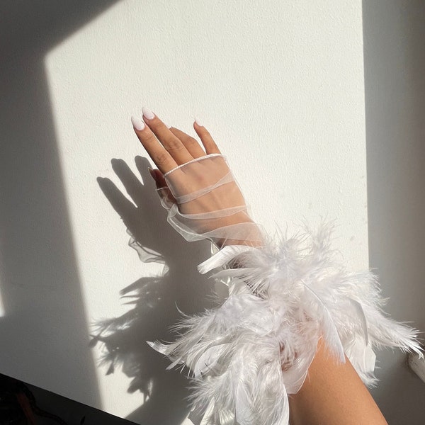 Gants Fée en tulle blanc faits main avec plumes de boa - Cadeaux de mariage chics et décontractés pour la mariée sans doigts