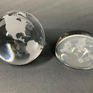 Lot de 2 presse-papiers en cristal, cartes du monde gravées, 1 globe, 1 dôme, logiciel en argent sterling, verre transparent