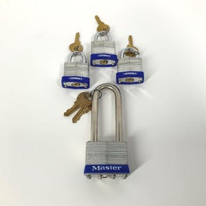 Kavel van 4 vintage hangsloten Master and Brinks snijbestendige lange en korte messing sleutels