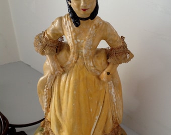 Lámpara de mesa Chalk Ware de la década de 1930, figura de Southern Belle, iluminación de tocador coleccionable