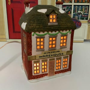 Dept 56 FEZZIWIG WAREHOUSE Lighted Building Dickens Village Series, A Christmas Carol  Department 56, RETIRED