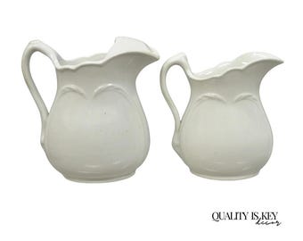 Jarras de agua y leche de granja inglesas antiguas de hierro blanco (juego de 2)