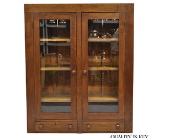 Armario aparador antiguo de dos puertas de madera de cerezo estilo colonial primitivo americano