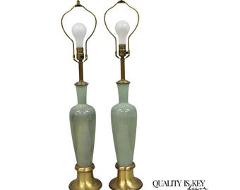 Lámpara de mesa de urna sinuosa de porcelana verde celadón de mediados de siglo - Par