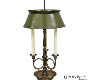 Lámpara de mesa con brazo de trompeta Bouillotte de latón de Frederick Cooper con pantalla de tole verde