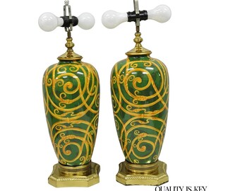 Lámparas de mesa de cerámica pintadas con volutas verdes y doradas de la época de Hollywood (un par)