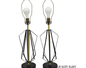 Par de lámparas de mesa con forma de hélice geométrica de latón y metal negro de mediados de siglo